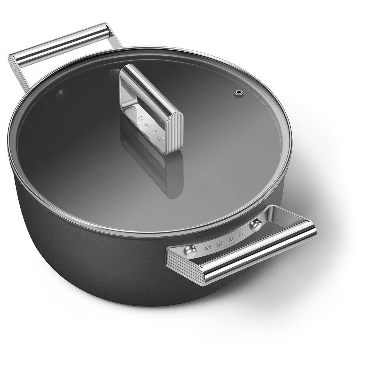 Cacerola antiadherente Smeg de 24 cm con tapa y 2 asas