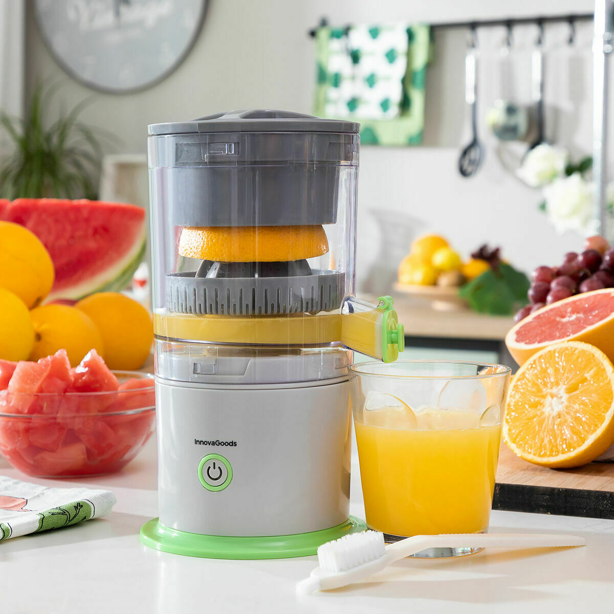 Rechargeable automatic juicer juisso