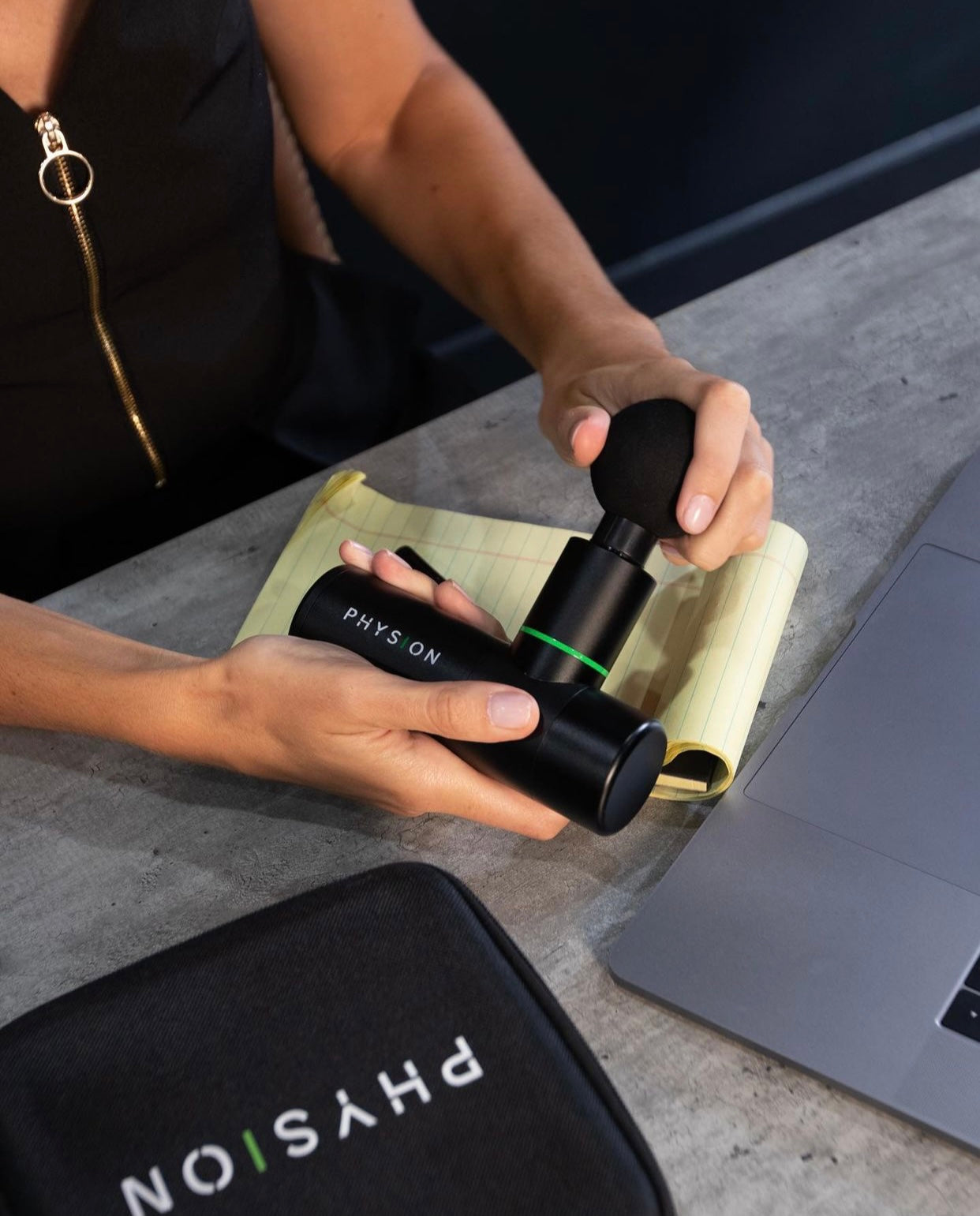 Una mini pistola de masaje Physion