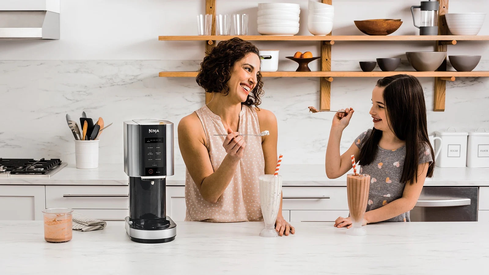 Máquina para hacer helados y postres helados Ninja CREAMi - NC300UK 